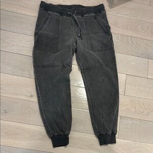 Bella Dahl gray pocket joggers.  Knit waistband. Size M. Great condition!